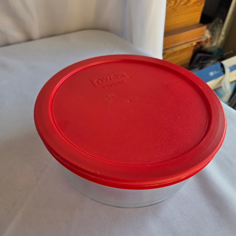Pyrex 7402-PC 6 Cup Round Glass Food Storage Container with Red Lid 1.5 Qt